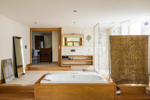 Grote badkamer met houten elementen