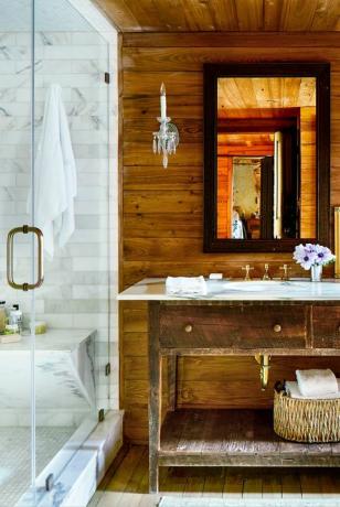 houten badkamer met marmeren douche