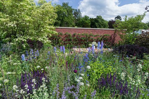 De Wedgwood Garden. Ontworpen door: Jamie Butterworth. Gesponsord door: Wedgwood. Show Garden. RHS Chatsworth Flower Show 2019.