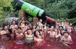 Deze Japanse spa laat je zwemmen in een pool van rode wijn