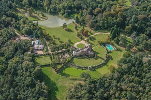 windsor, verenigd koninkrijk 24 september luchtfoto van de hertog van windsor's graad ii fort belvedere deze gotische heroplevingsresidentie in Windsor Great Park is waar de troonsafstand werd ondertekend in december 1936 en afstand deed van de troon van Engeland foto door David Goddardgetty afbeeldingen