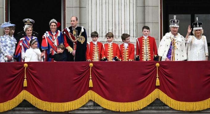 londen, engeland mei 06 l r lady louise windsor, vice-admiraal sir timothy laurence, sophie, hertogin van edinburgh, prinses charlotte van wales, anne, prinses royal, Catherine, prinses van Wales, prins Louis van Wales, prins William, prins van Wales, erepagina Lord Oliver Chomondeley, prins George van Wales, erepagina Nicolaas barclay, page of honor ralph tollemache, koning charles iii en koningin camilla op het balkon van buckingham palace tijdens de kroning van koning charles iii en koningin camilla op 06 mei 2023 in Londen, Engeland de kroning van Charles III en zijn vrouw, Camilla, als koning en koningin van het Verenigd Koninkrijk van Groot-Brittannië en Noord-Ierland, en de other Commonwealth Realms vindt vandaag plaats in Westminster Abbey Charles is op 8 september 2022 toegetreden tot de troon, na de dood van zijn moeder, Elizabeth ii foto door samir husseinwireafbeelding