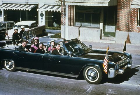 JFK en Jackie Kennedy in de motorcade van Dallas