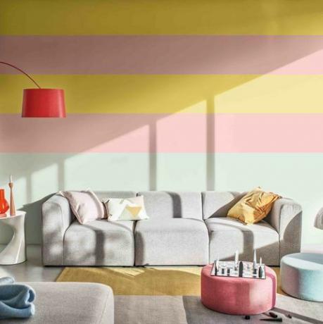 lichte, kleurrijke lounge met geschilderde gestreepte muren