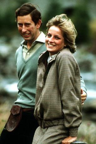 prins charles en prinses diana staan ​​bij de rivier dee op het balmoral landgoed tijdens hun huwelijksreis in schotland, september 1981