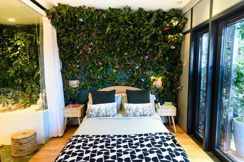 de natuurkamer in het mood hotel, een samenwerking tussen argos en pinterest in bethnal green, londen 's werelds eerste hotel concept is samengesteld met items van de iconische high street retailer, gebaseerd op de interieurtrends die voortkomen uit het sociale platform, pinterest