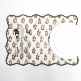 Punch roze en uniform groene placemats