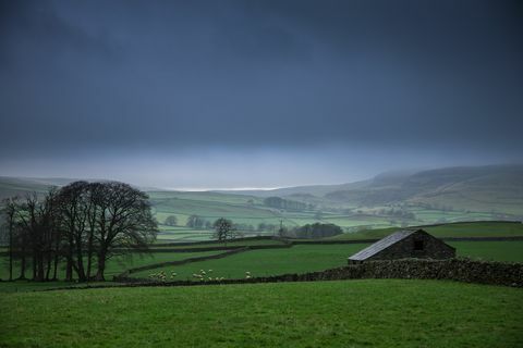 boerderij onder donkergrijze wolken