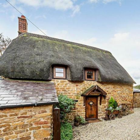 zoopla onthult de meest romantische huisjes met chocoladedoosjes die te koop zijn op Valentijnsdag