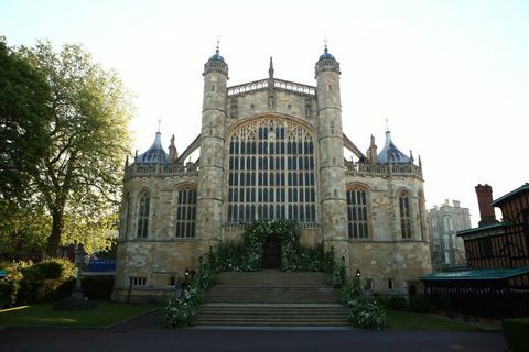 Bloemen en bladeren sieren de westelijke deur en trappen van de Sint-Joriskapel