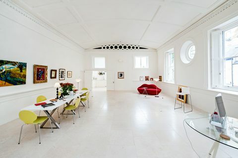 De balzaal - woonkamer helemaal wit - Savills