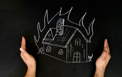 Home Insurance Concept Man huis beschermen door handen tegen brand