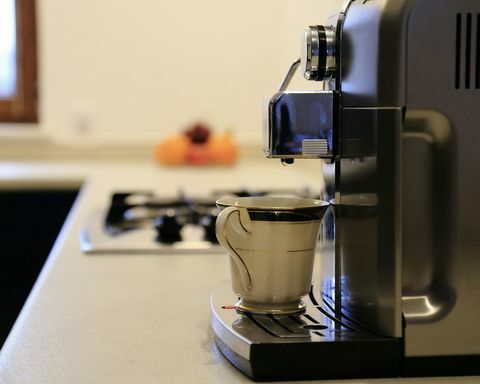 Express koffiemachine op een aanrecht