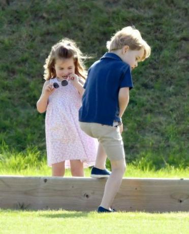 Prince George en Princess Charlotte Speel met Kate Middleton