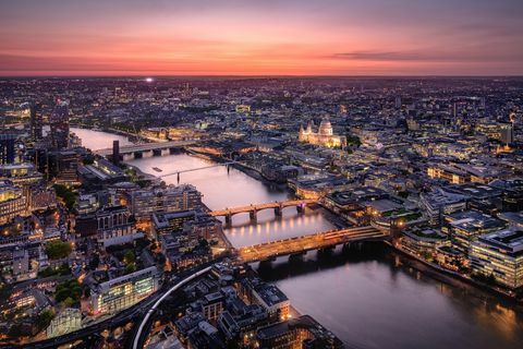 Luchtfoto van Londen Cityscape met rivier de Theems in Twilight