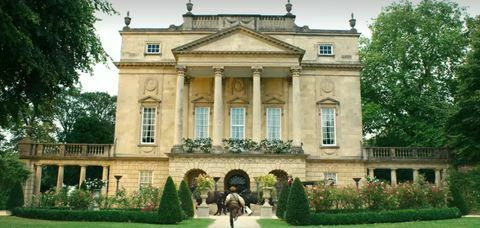 in Bridgerton wordt de buitenkant van de residentie van lady Danbury bespeeld door het holburne museum of art