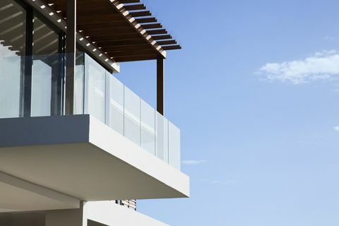 Glazen balkon op modern huis