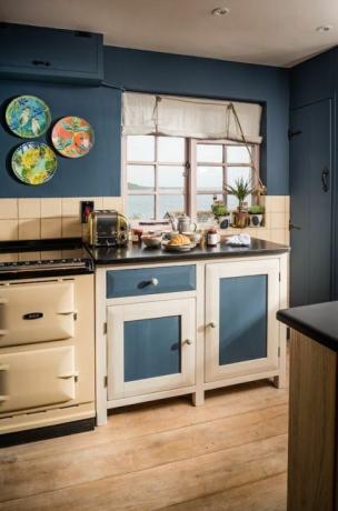 Blauwe kleur thema keuken in Siren cottage, Cornwall