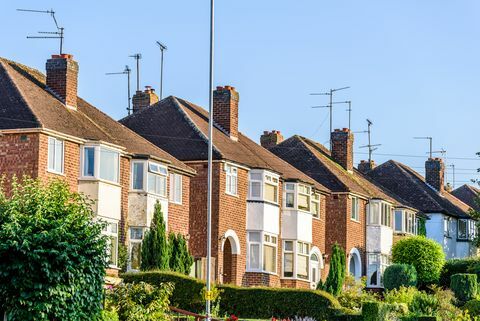 Huizen In De Stad Tegen Heldere Hemel