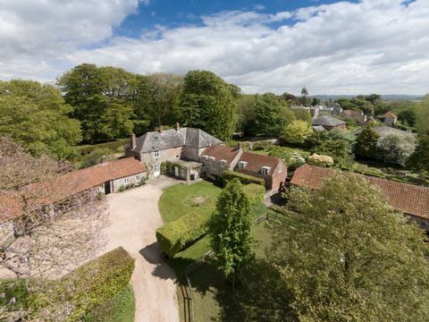 Manor Farm House - Wiltshire - Vivien Leigh - luchtfoto - Savills