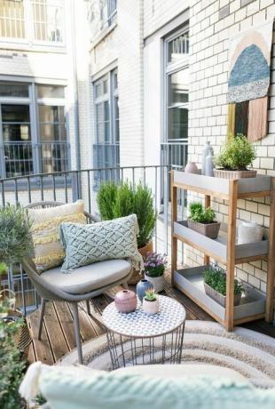 balkonideeën kleine ruimte balkon make-over, met boho-stijl, zachte pastelkleuren en veel gelaagde textuur