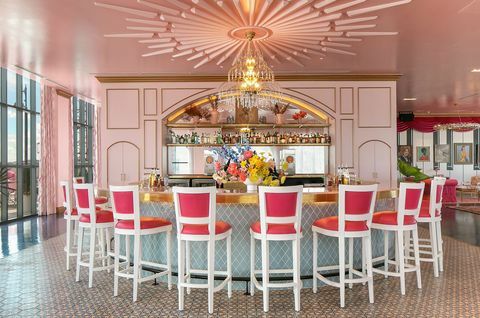 omhullende bar met roze decor