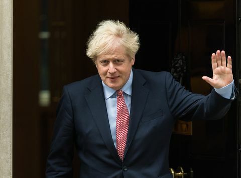 de Britse premier Boris Johnson verlaat Downing Street 10 om zijn toespraak te houden op een conservatieve partijconferentie, die online wordt gehouden vanwege de coronavirus-pandemie op 06 oktober 2020 in Londen, Engeland