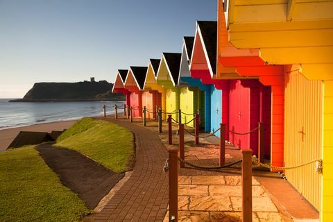 Kleurrijke strandhutten dichtbij oceaan