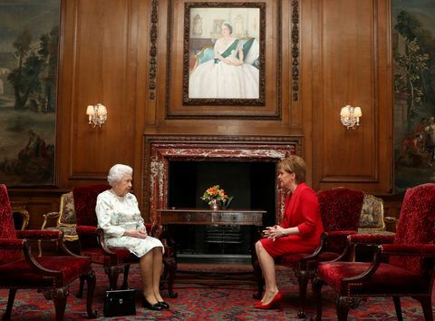 koningin Elizabeth II en Nicola Steur ontmoeten elkaar in Holyroodhouse