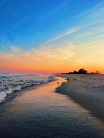 strand bij zonsondergang