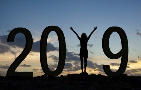 Vrouw die op de heuvel geniet van terwijl het vieren van het nieuwe jaar