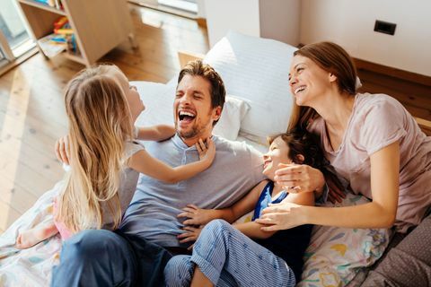 Familie spelen in bed