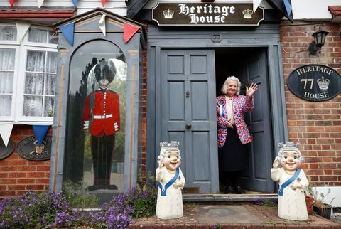 koninklijke superfan wijdt hele huis aan koningin en koninklijke familie