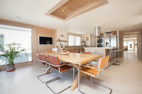 Grote familie keuken met kookeiland - woonboot te koop