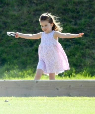 Prince George en Princess Charlotte Speel met Kate Middleton