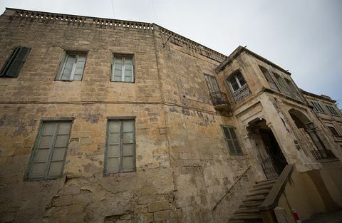 valletta, malta 26 november de buitenkant van villa guardamangia is te zien op 26 november 2015 in valletta, malta de villa aan de rand van Valletta en dat in verval is geraakt, is het enige huis buiten het VK waar een Britse monarch heeft gewoond in de koningin die woonde in het eigendom toen haar echtgenoot, de hertog van Edinburgh, in Malta was gestationeerd als dienende officier van de koninklijke marine foto door matt cardygetty afbeeldingen