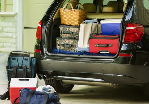 Familie voertuig verpakt, klaar voor road trip, vakantie buiten huis