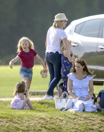 Prince George en Princess Charlotte Speel met Kate Middleton