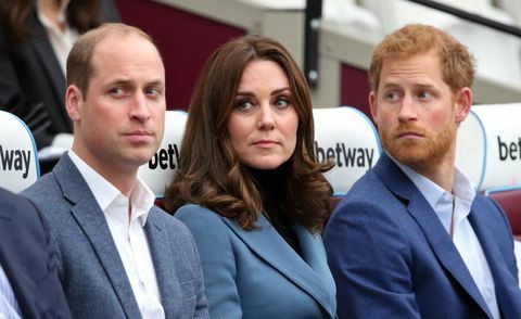 de hertog van Cambridge en prins Harry wonen de afstudeerceremonie van de coach bij