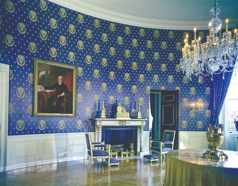 president john f kennedy en first lady jacqueline kennedy in het witte huis, zoals te zien in het ontwerpen van camelot the kennedy restauratie van het witte huis en zijn nalatenschap door James Archer Abbott en Elaine Rice Bachmann, met een voorwoord geschreven door Caroline kennedy