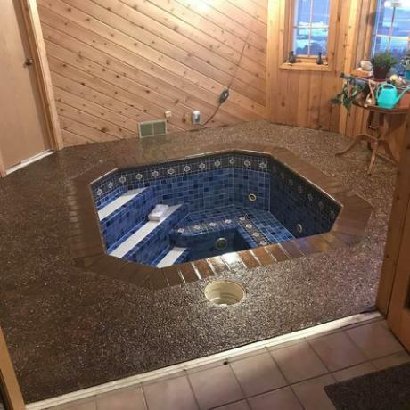 overdekte hot tub met blauwe tegels