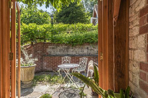 prachtig historisch huis met glorieuze tuinen en een vijver om te roeien is te koop in East Hampshire