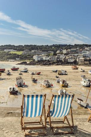 lege ligstoelen langs het strand van St ives aan de haven