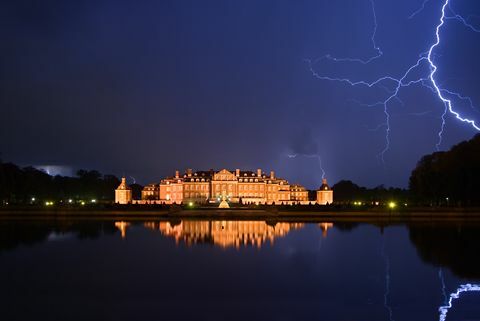 bliksemschichten over kasteel