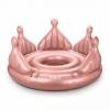 Funboy's Giant Crown Float laat je royaal loungen op een gouden of roze eiland