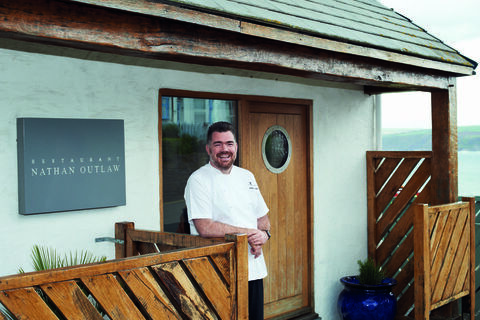 Nathan Outlaw buiten zijn restaurant in Port Isaac