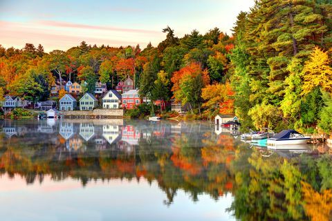 herfst op Lake Winnipesaukee in New Hampshire