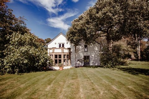 Kijk binnen in deze rustieke-luxe boerderij te koop in Wales