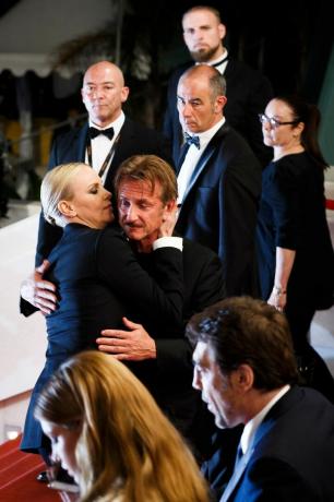 Charlize Theron, Sean Penn, ongemakkelijke knuffel, rode loper Cannes