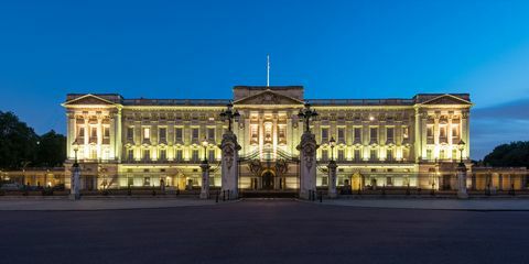 Brede hoekmening van Buckingham Palace bij schemer in Londen, Groot-Londen, Engeland, het UK.